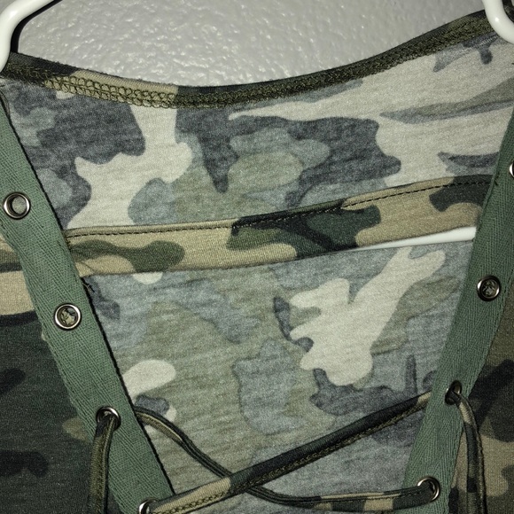 Camo deep V - Picture 3 of 3